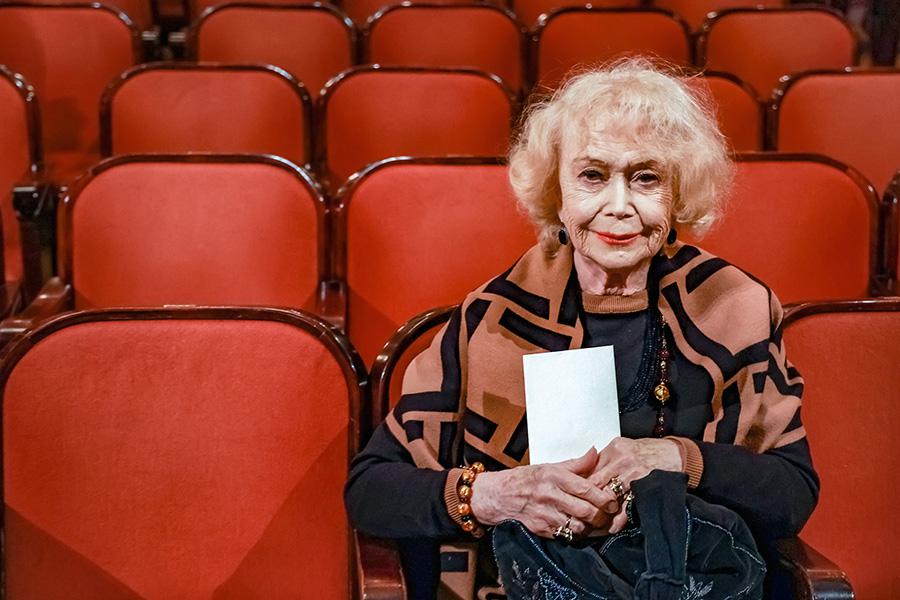 Светлана Немоляева перед началом церемонии вручения премии &laquo;Звезда Театрала&raquo; в Государственном академическом театре имени Евгения Вахтангова, Москва, 11 декабря 2023 года