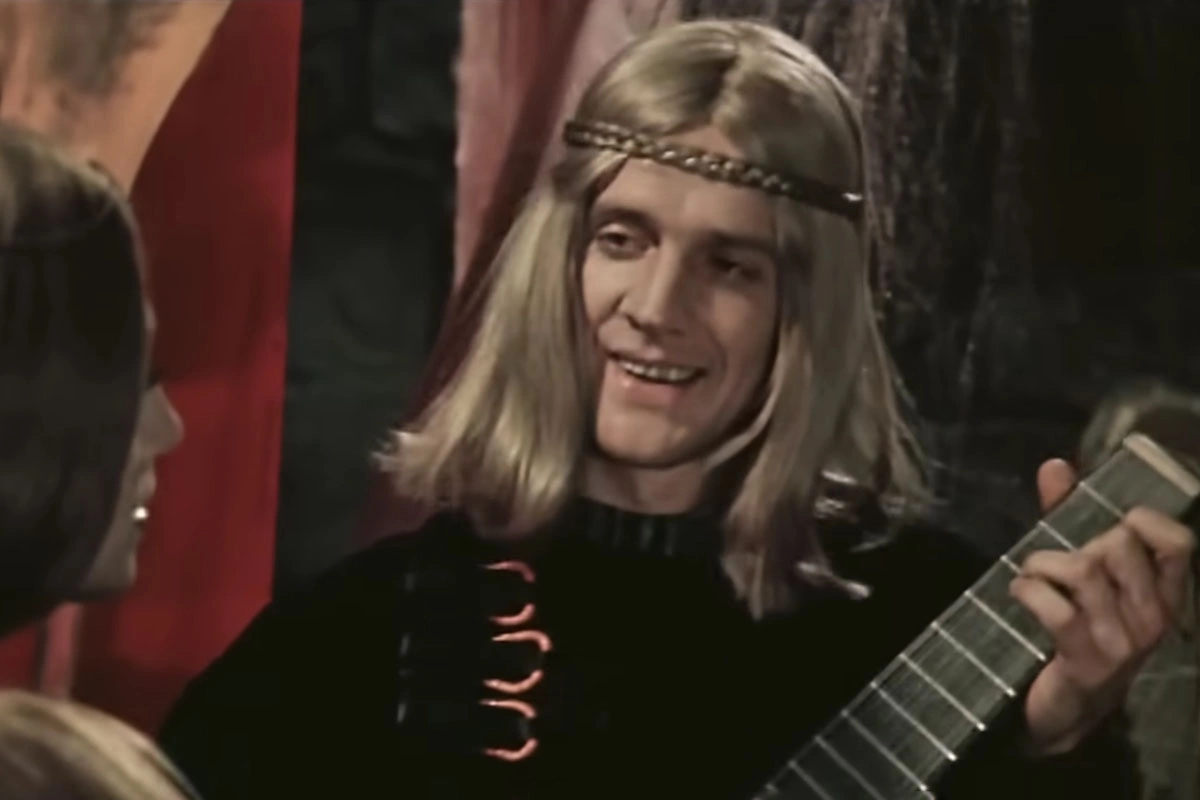 Танцовщик Александр Годунов в роли придворного музыканта Лемисона в фильме «31 июня»