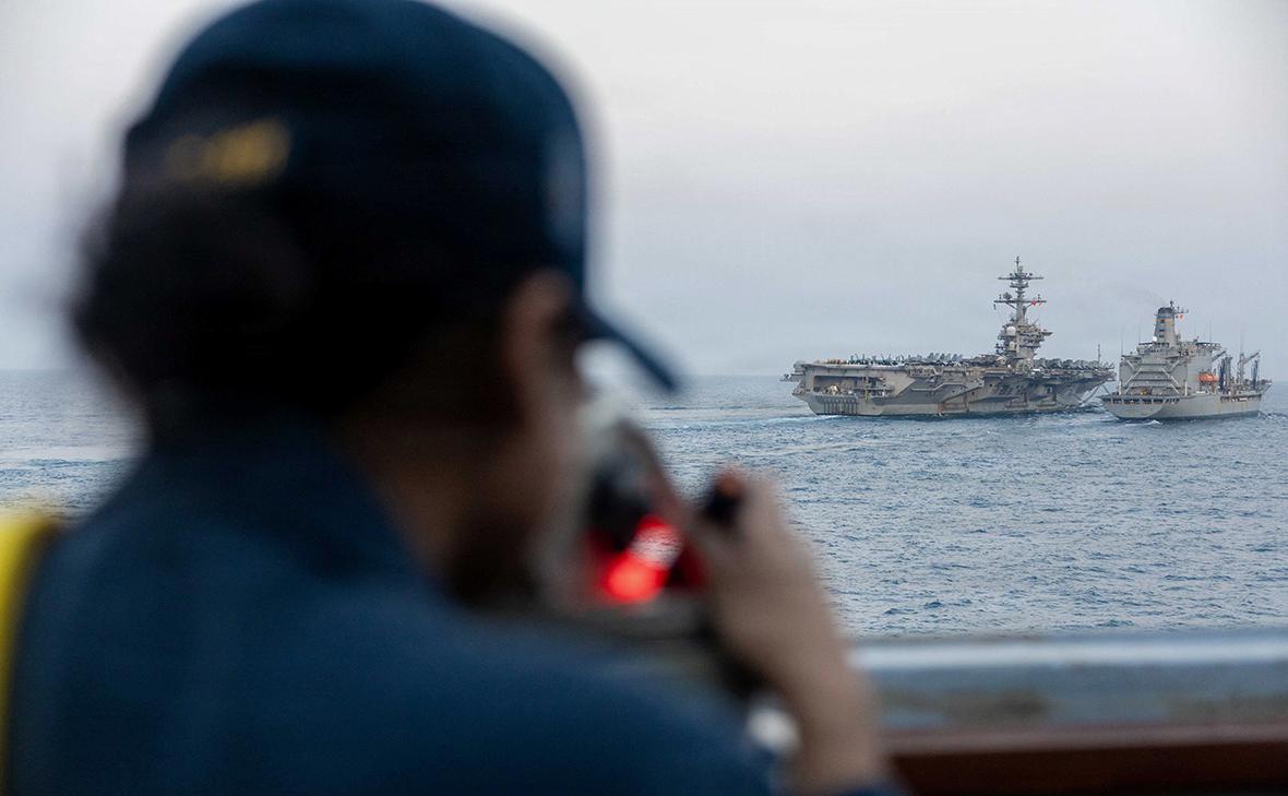 Атомный авианосец США засекли в 200 км от побережья Ирана