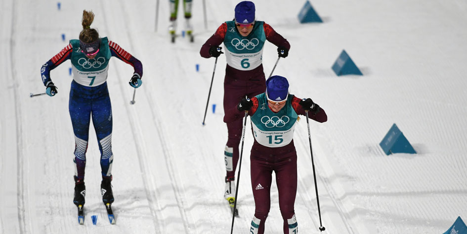 Российская лыжница Юлия Белорукова (№15) на финише спринтерской гонки на Олимпиаде в Пхёнчхане