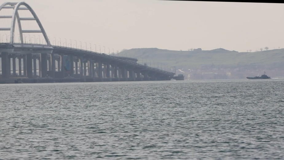 Корабли Каспийской флотилии совершили проход под Крымским мостом