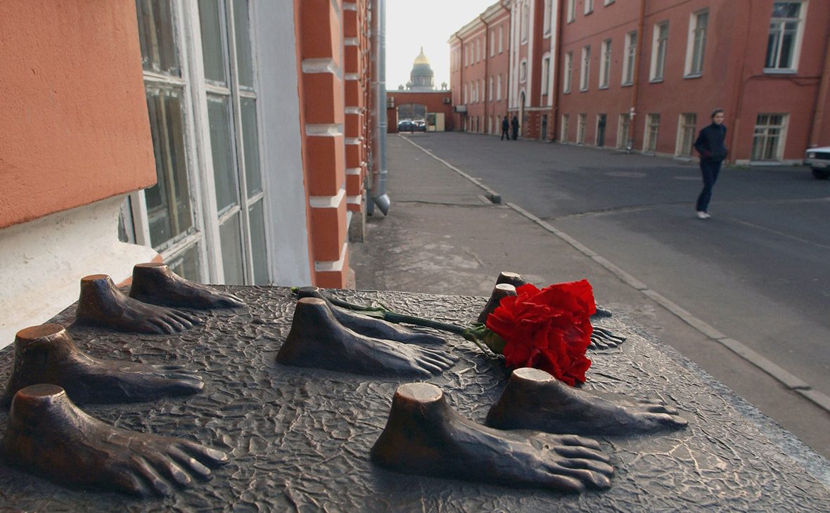 Памятный знак жертвам политических репрессий в Санкт-Петербурге