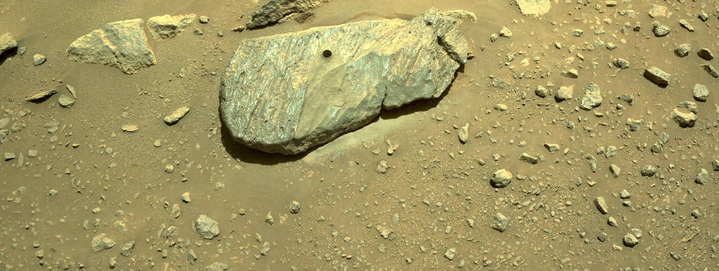 Дно кратера Езеро. Дырка в камне&nbsp;&mdash; отверстие, сделанное марсоходом для сбора образцов