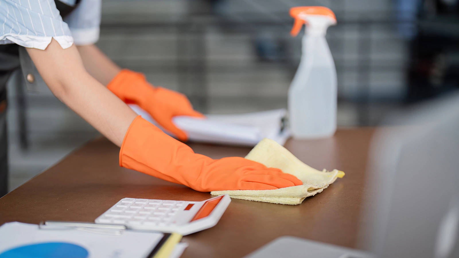 В Великобритании уборщицу уволили за то, что она много работала