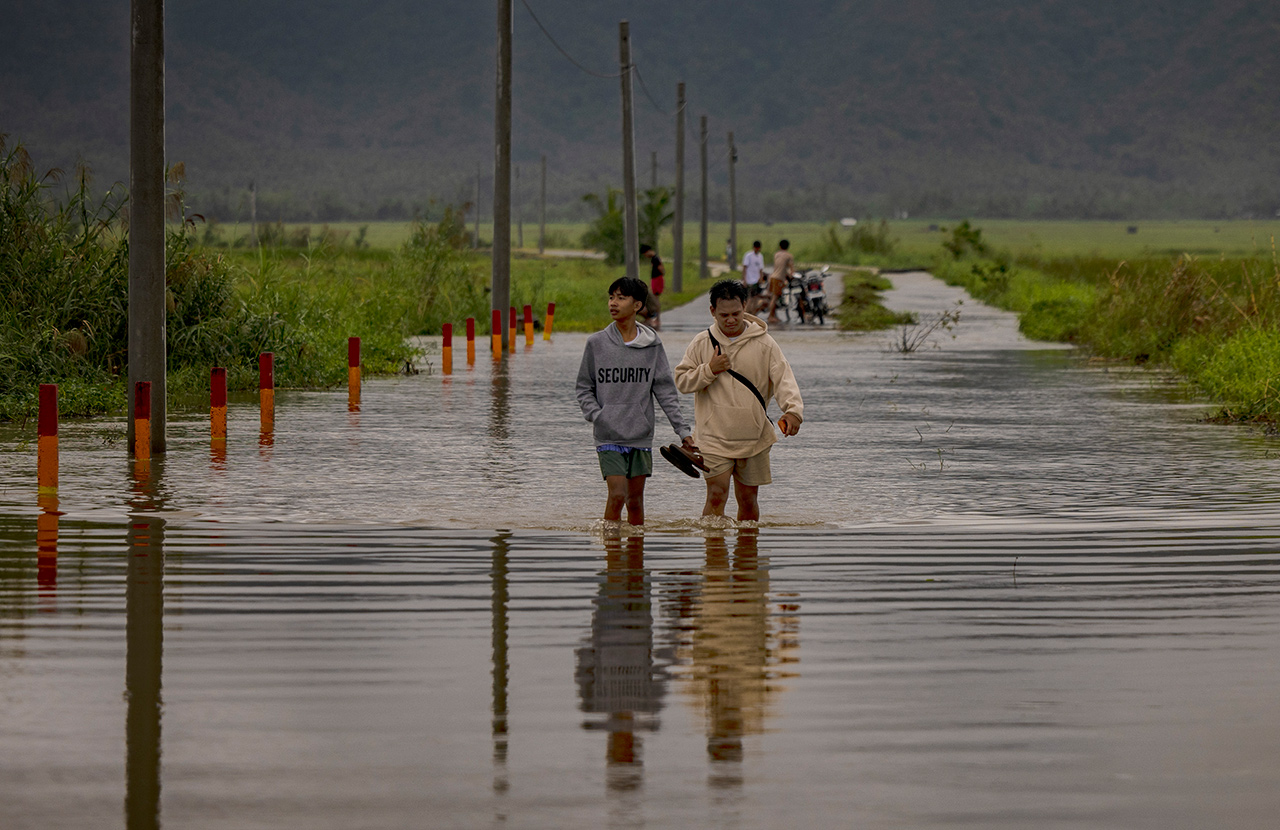 Шоссе, затопленное&nbsp;супертайфуном &laquo;Фунг-Вонг&raquo;, 10 ноября