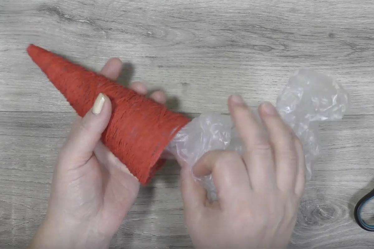 Как сделать новогоднего гнома из ниток