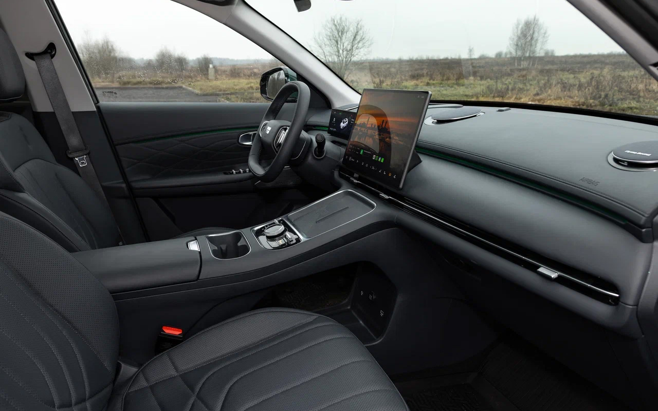 Салон Geely EX5 EM-i не претендует на премиальность и отделан недорогими материалами, но смотрится и ощущается весьма достойно