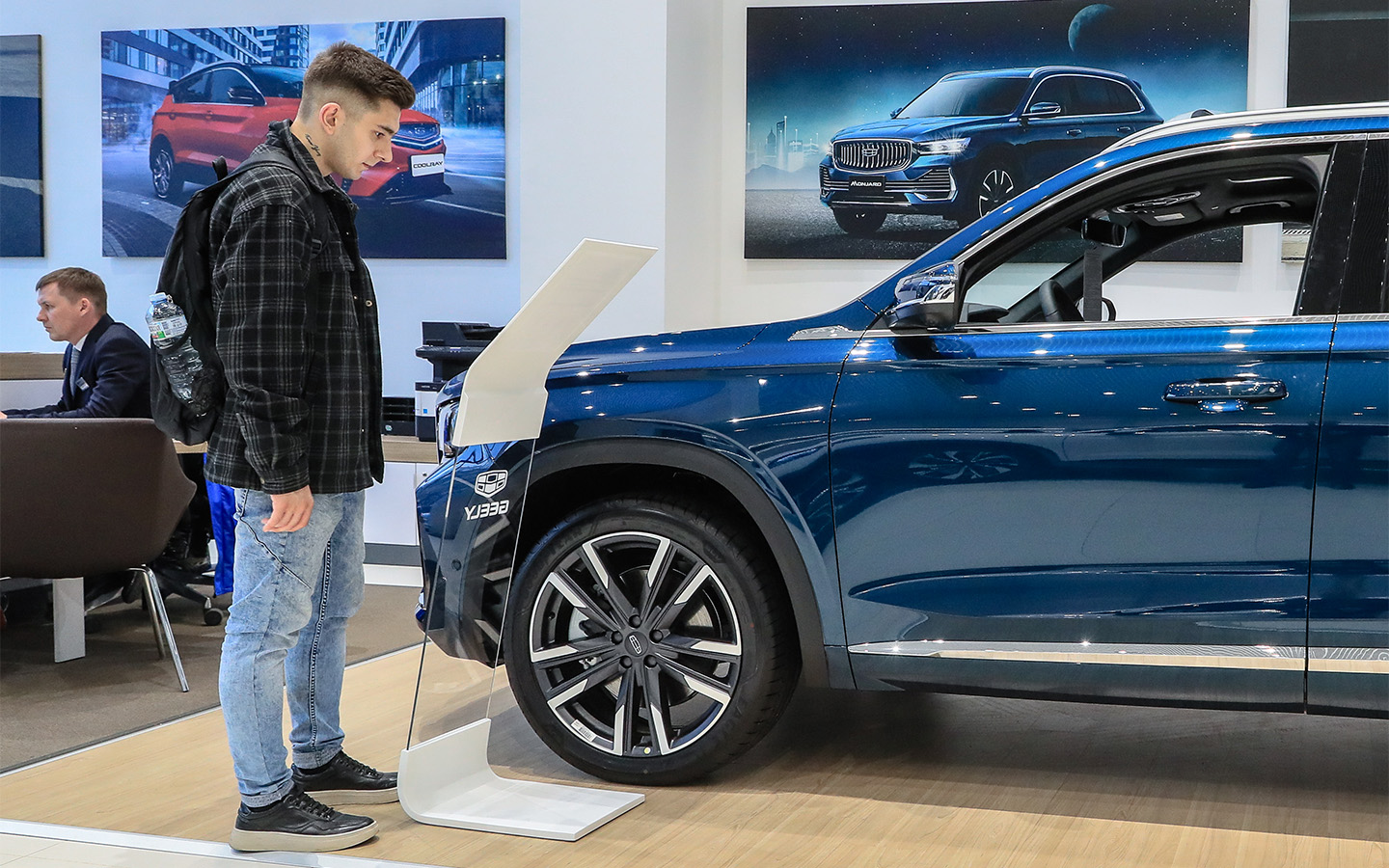 При покупке машины водительское удостоверение также не требуется. С точки зрения закона, автомобиль &mdash; это имущество, право собственности на которое закреплено за каждым гражданином