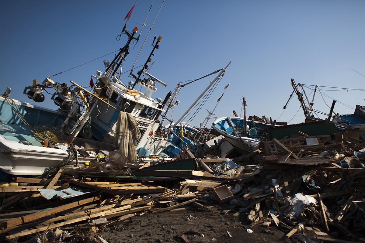 Разрушенные корабли видны в зоне отчуждения, примерно в 6 км от атомной электростанции Фукусима, в городе Намиэ, 14 марта 2011 года, префектура Фукусима, Япония