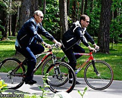 Д.Медведев и В.Путин покатались на велосипедах. ФОТО