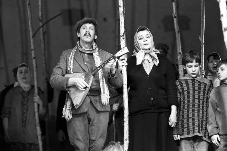 В мае 1988г. Москва встречала Любимова как победителя. Вскоре новые власти вернули ему гражданство, а его имя снова появилось в графе "Художественный руководитель" на афишах "Таганки". Режиссером были восстановлены запрещенные ранее спектакли "Борис Годунов", "Владимир Высоцкий" и "Живой" (на фото).