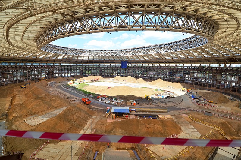 Стадион "Лужники"В преддверии чемпионата мира по футболу столичные власти решили провести глобальную реконструкцию стадиона. Ее стоимость будет сопоставима с новым строительством. Первоначально в мэрии называлась сумма 25,5 млрд руб., затем смета снизилась до 19 млрд руб.
