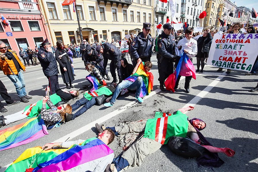 Участники акции против&nbsp;убийства геев в&nbsp;Чечне в&nbsp;Санкт-Петербурге.
