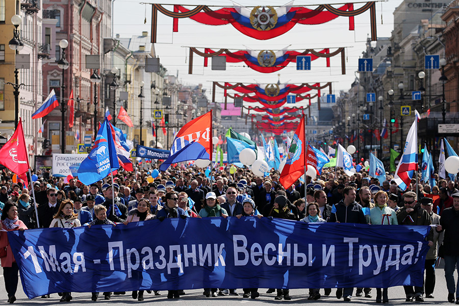 Участники первомайского шествия на Невском проспекте в Санкт-Петербурге