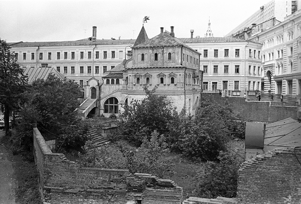 Боярские палаты на улице Разина (Варварка), построенные в XVII столетии, считаются одним из древнейших сооружений гражданского зодчества Москвы. Фото 1970 года
