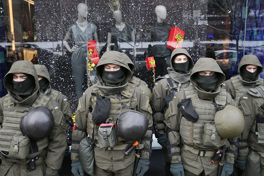 Саакашвили был задержан вечером 8 декабря. В знак протеста он объявил бессрочную голодовку. 10 декабря его соратники устроили марш в Киеве, после чего отправились к СИЗО и пели песни под стенами изолятора.​
