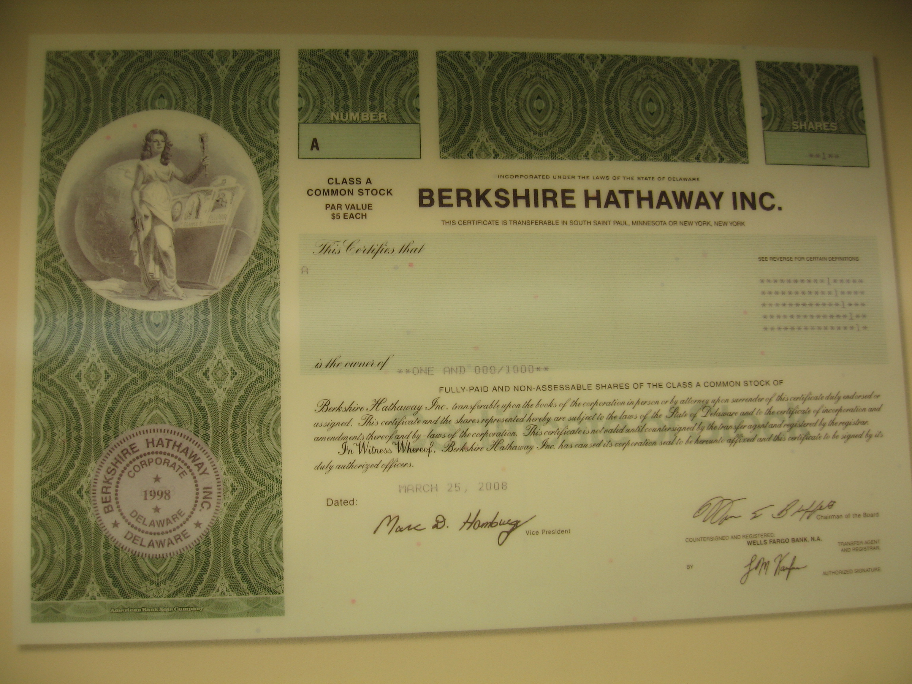 Акция Berkshire Hathaway Inc. класса А стоимостью более $300 тыс.