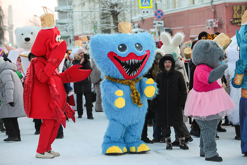 По Красному проспекту прошло карнавальное шествие с шоу ёлочных игрушек