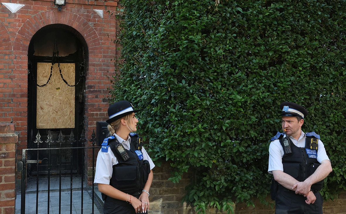 Сотрудники полиции стоят у частного дома премьер-министра Великобритании Кира Стармера, пострадавшего от пожара в результате предполагаемого поджога на севере Лондона, Великобритания, 13 мая 2025 года