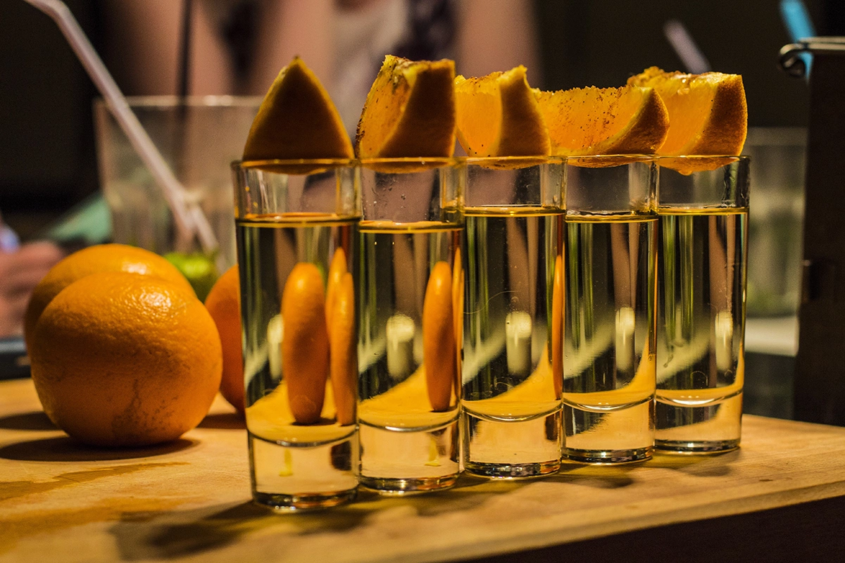 Becherovka Fruits & Herbs — это освежающий ликер, который сочетает в себе фруктовые ноты цитруса, грейпфрута и апельсина и нежную горечь трав