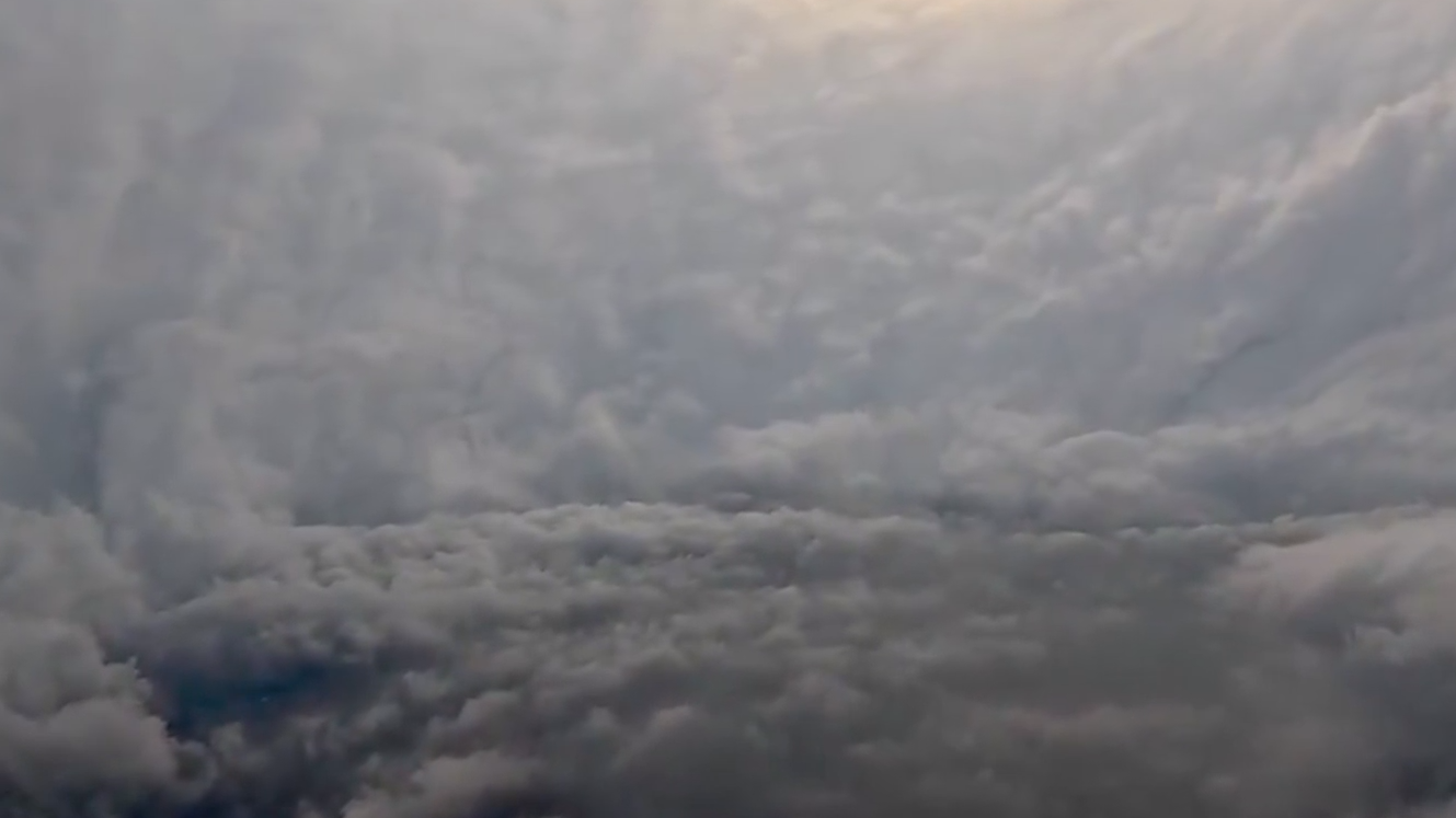 Внутри «шторма века»: пролет через ураган Мелисса на Карибах