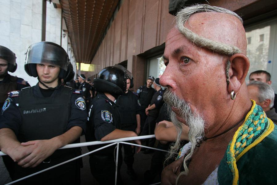 Участник акции протеста у Украинского дома в связи с принятием закона о статусе русского языка