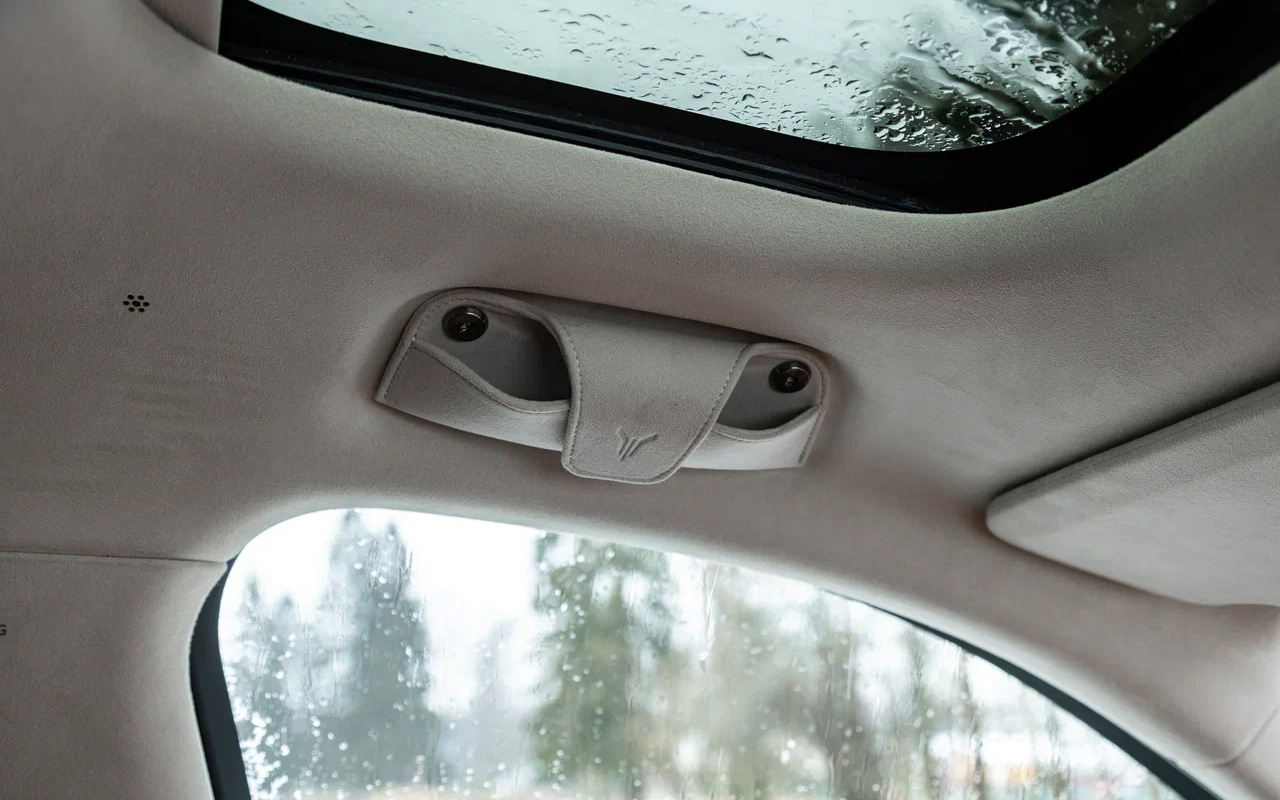 Потолочный очечник в салоне Voyah Taishan &mdash; дань нестареющей классике