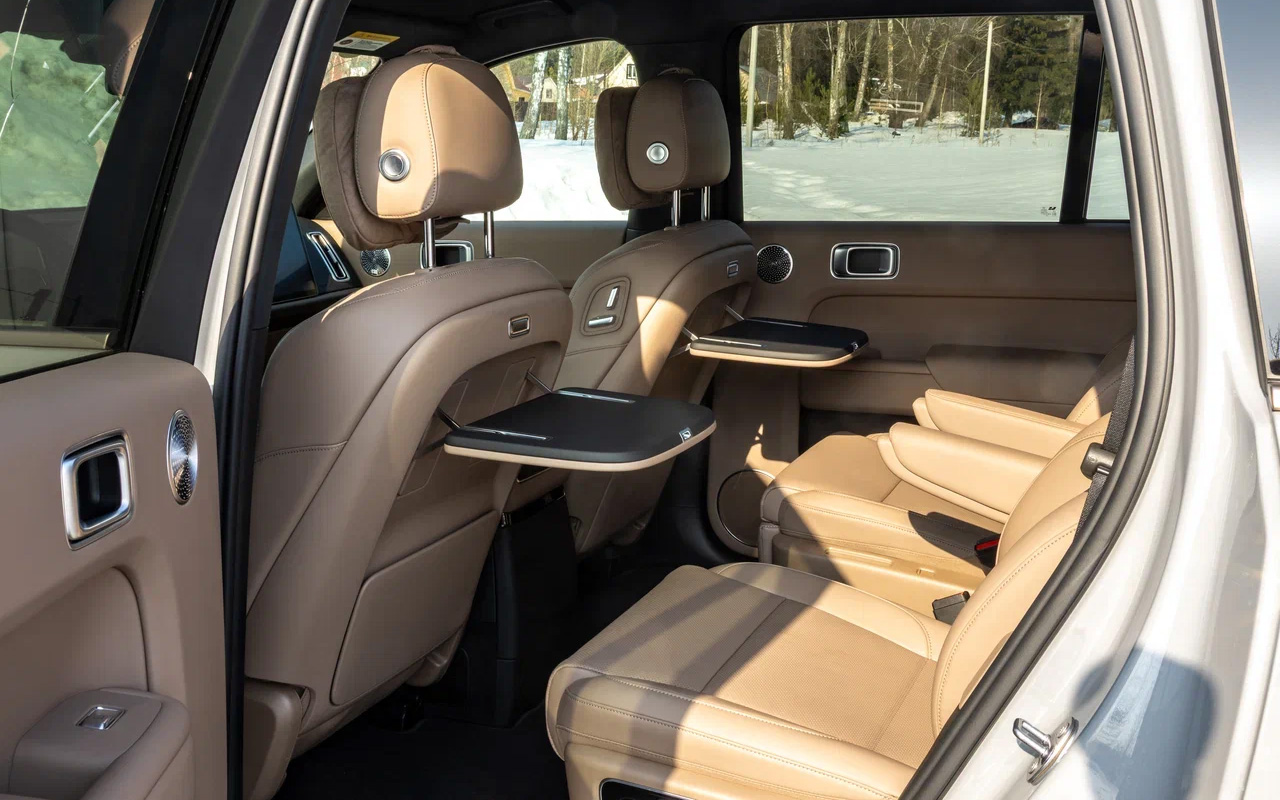 Еще одно новшество, пришедшее с обновлением Lixiang L9, &mdash; второй раскладной столик сзади. Раньше был всего один