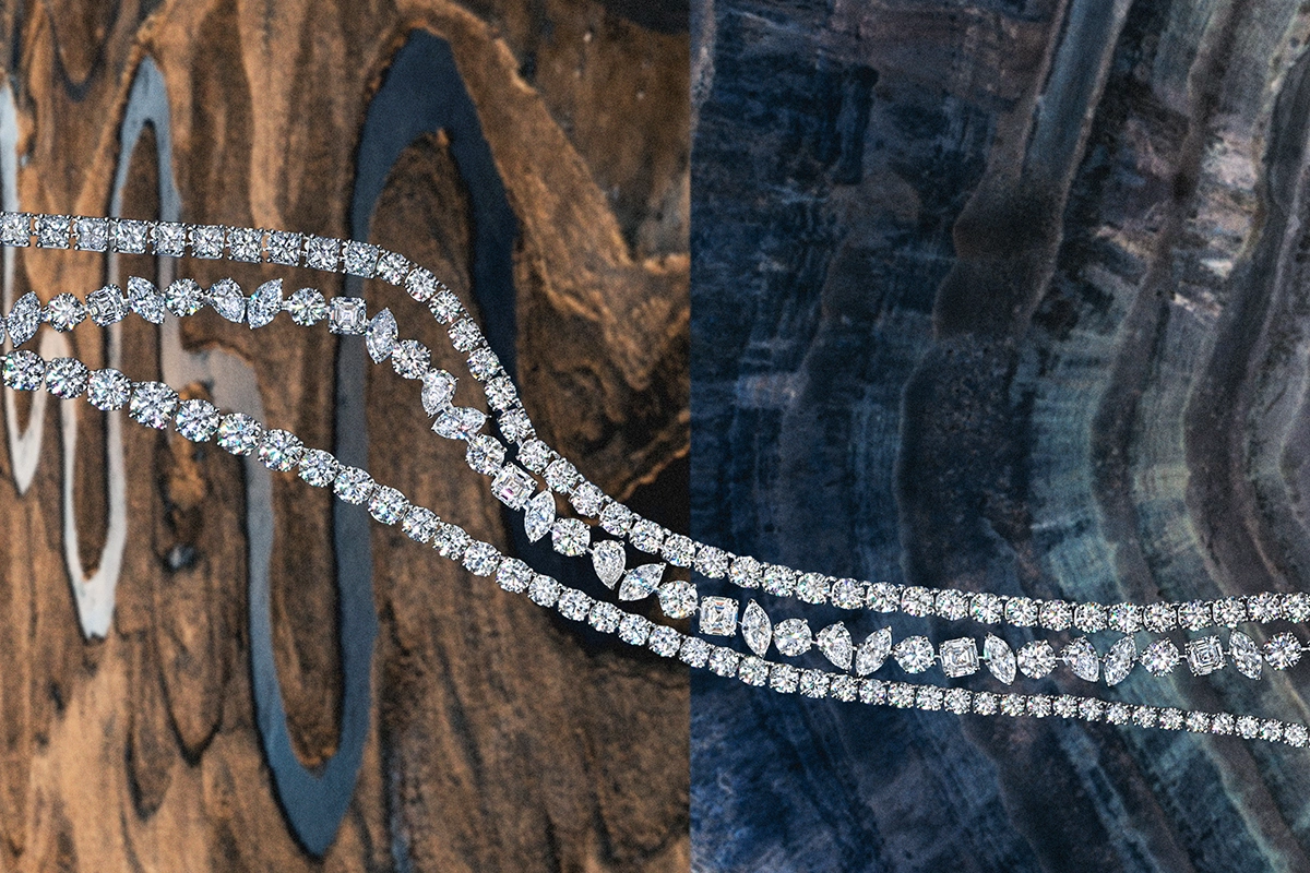 Колье из коллекции Balance. Команде геммологов ALROSA Diamonds потребовалось несколько месяцев, чтобы собрать 84 абсолютно идентичных по цвету и размеру «ашеров», «маркизов», «груш» и «кругов».. Колье из белого золота, 119 бриллиантов круглой огранки общим весом 18,79 карата.. Колье из белого золота с 88 бриллиантами огранки «круг» и «принцесса» общим весом 23,79 карата