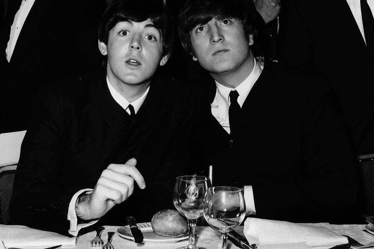 Пол Маккартни (слева) и Джон Леннон на церемонии вручения Variety Club Showbusiness Awards. 1964 год