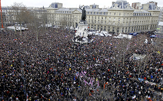 Сотни тысяч людей собрались на площади Республики в Париже