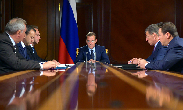 Медведев ограничил количество лошадиных сил для автомобилей чиновников