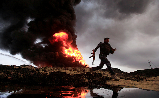 Пожар на нефтяных скважинах месторождения Каяра, подожженных боевиками&nbsp;террористической группировки &laquo;Исламское государство&raquo;. Ирак


