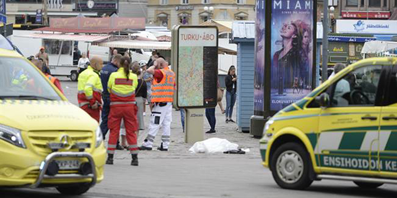 Финские полицейские ранили напавшего с ножом на людей в центре Турку