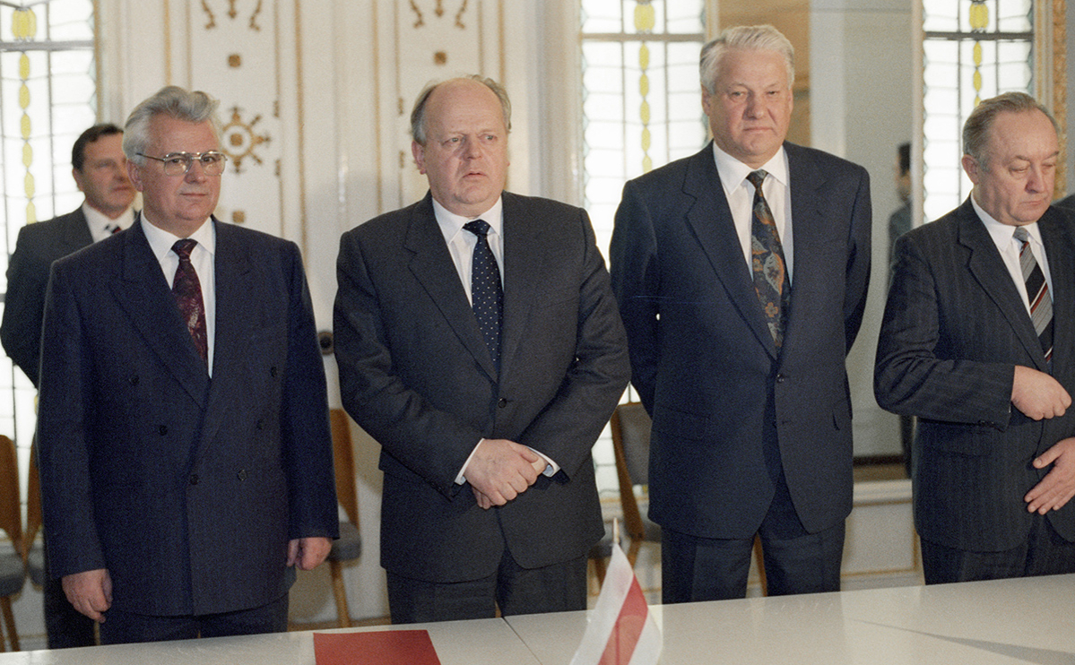 Леонид Кравчук (слева), Станислав Шушкевич (в центре) и Борис Ельцин (второй справа)&nbsp;