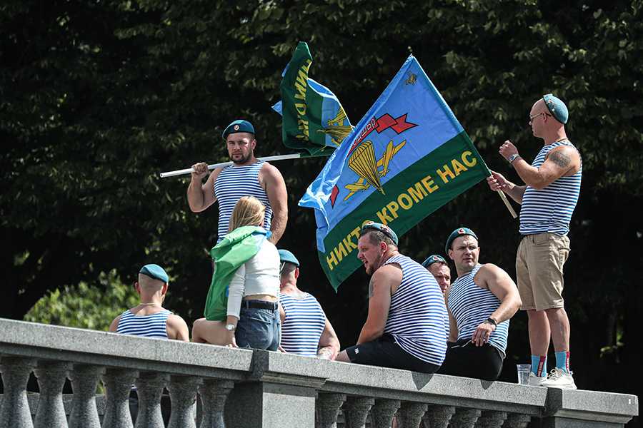 На фото: десантники в Парке Горького с флагами ВДВ&nbsp;