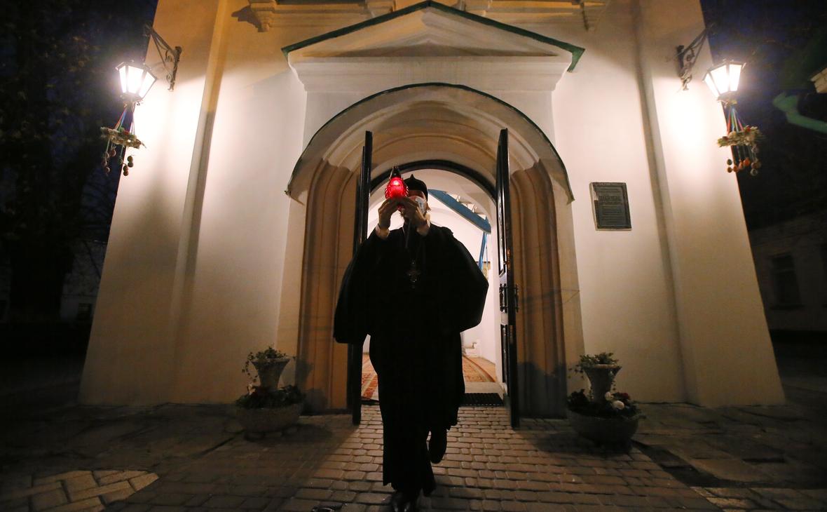 Министр культуры Украины назвал условие невыселения монахов из лавры"/>













