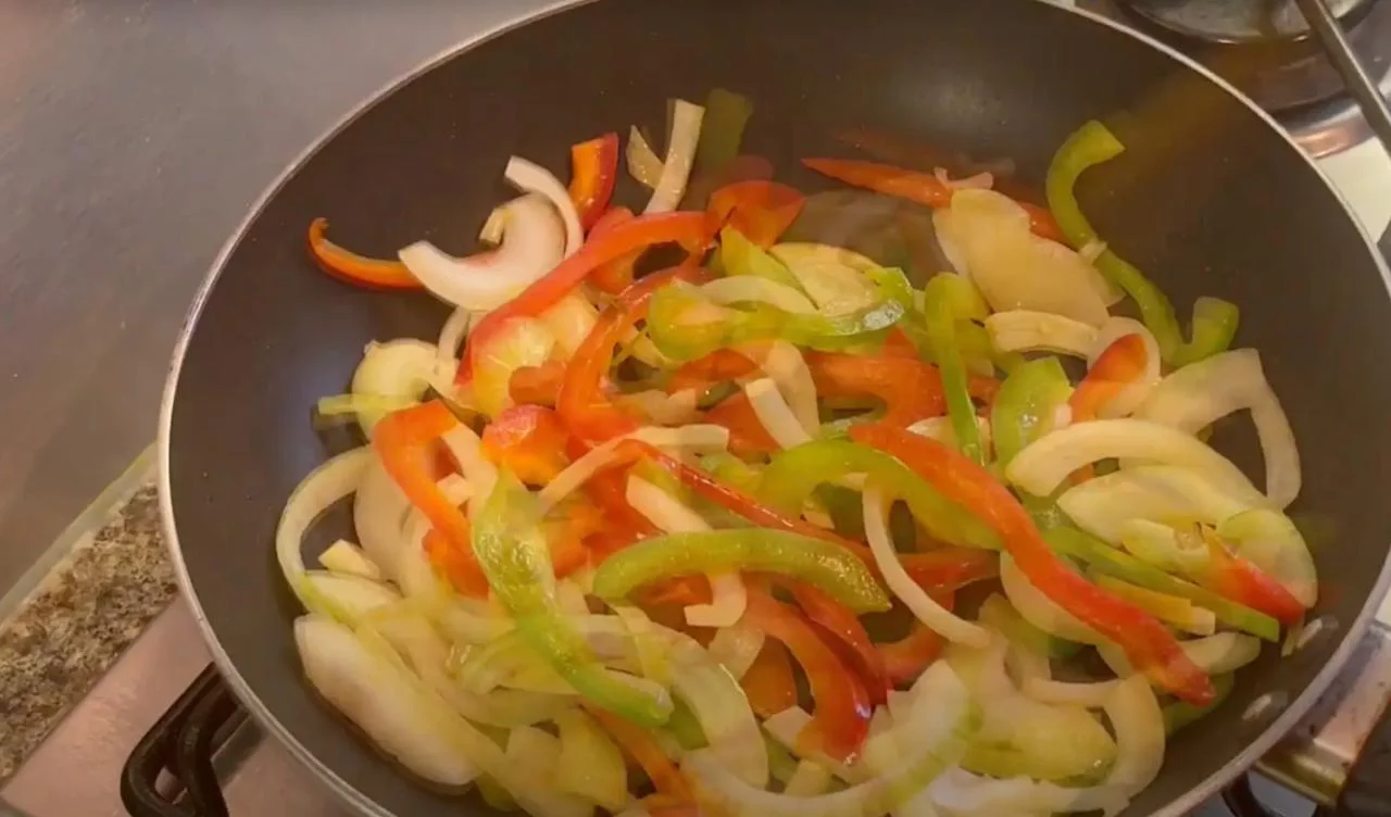 Овощи выложите на сковороду