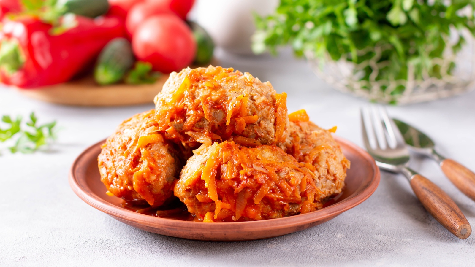 Ленивые голубцы лучше всего подавать горячими, сразу после приготовления