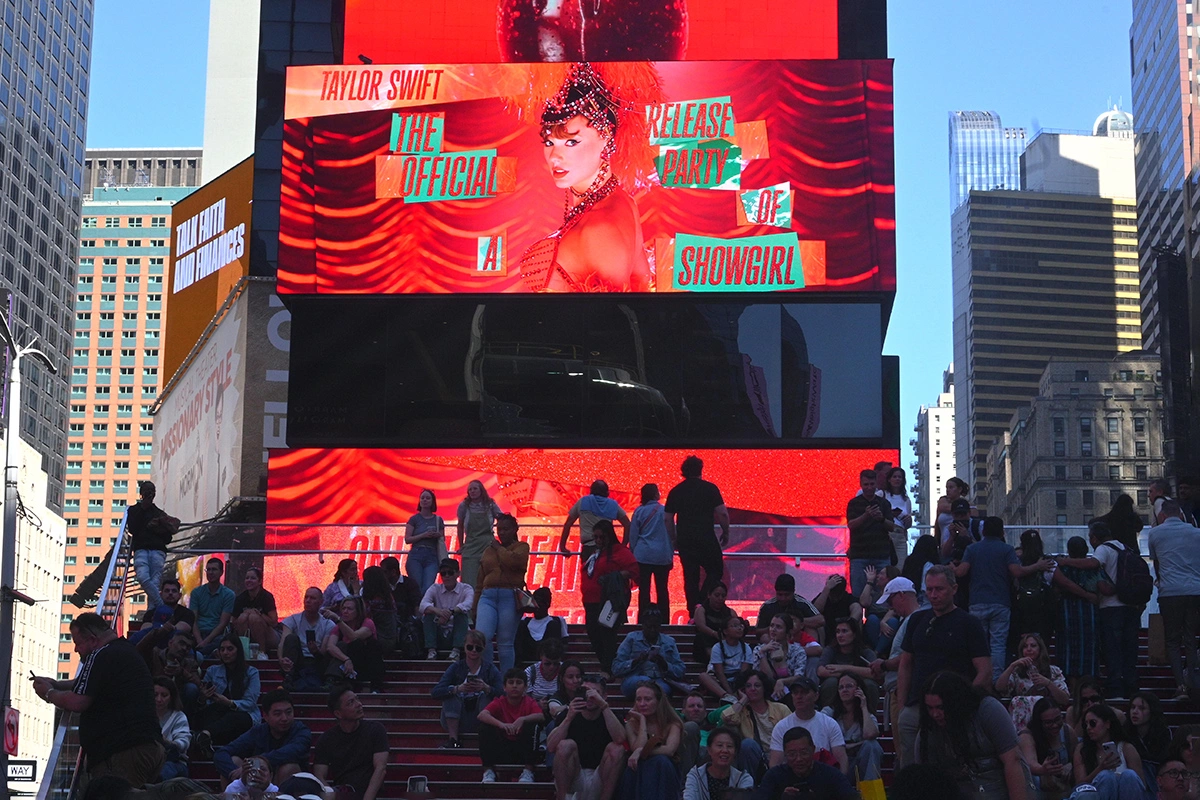 Билборд с новым альбомом Тейлор Свифт «The Life of a Showgirl», Нью Йорк, 5 октября 2025 года