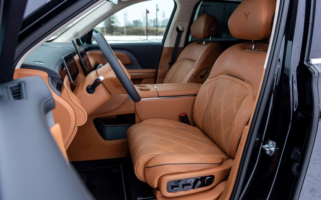 Салон Voyah Taishan исполнен на люксовом уровне. Диапазон регулировок большой. Нижнюю подушку водительского кресла можно удлинить, а профиль сиденья &mdash; подстроить под себя нажатием всего одной кнопки