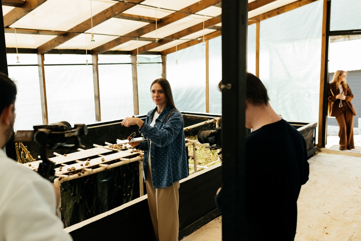 На предприятии есть улиточная ферма &mdash; моллюски при стрессе вырабатывают муцин, который используется для производства косметики.