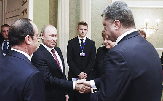 Рукопожатие президента России Владимира Путина и&nbsp;президента Украины Петра Порошенко во&nbsp;время встречи в&nbsp;Минске в&nbsp;феврале 2015 года