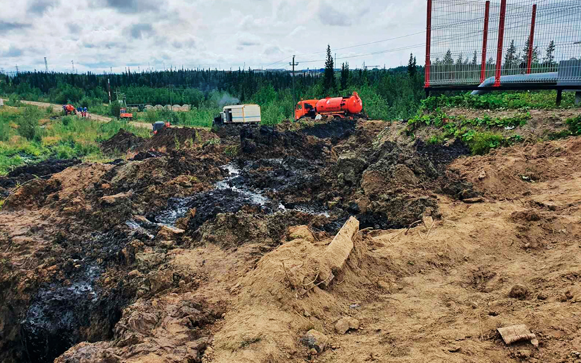 В Коми из-за повреждения нефтепровода произошел разлив 7 т нефти