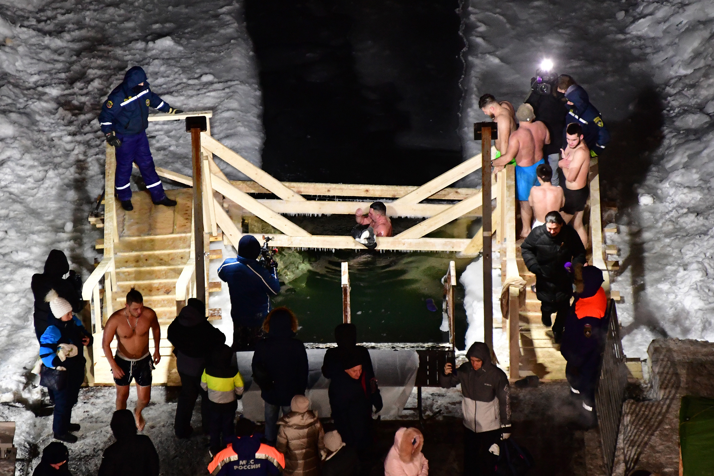 Жители Владивостока во время крещенских купаний у купели в акватории Спортивной гавани