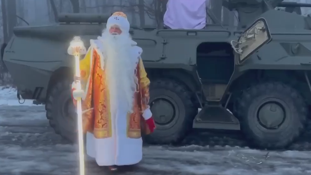 Дед Мороз приехал на открытие главной елки Белгорода на БТР