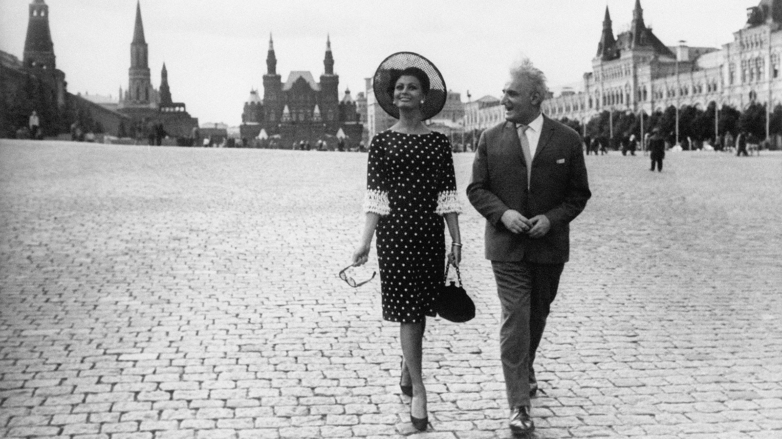 <p>Софи Лорен и актер Серго Закариадзе на Красной площади по случаю Московского международного кинофестиваля, июль 1965 года</p>