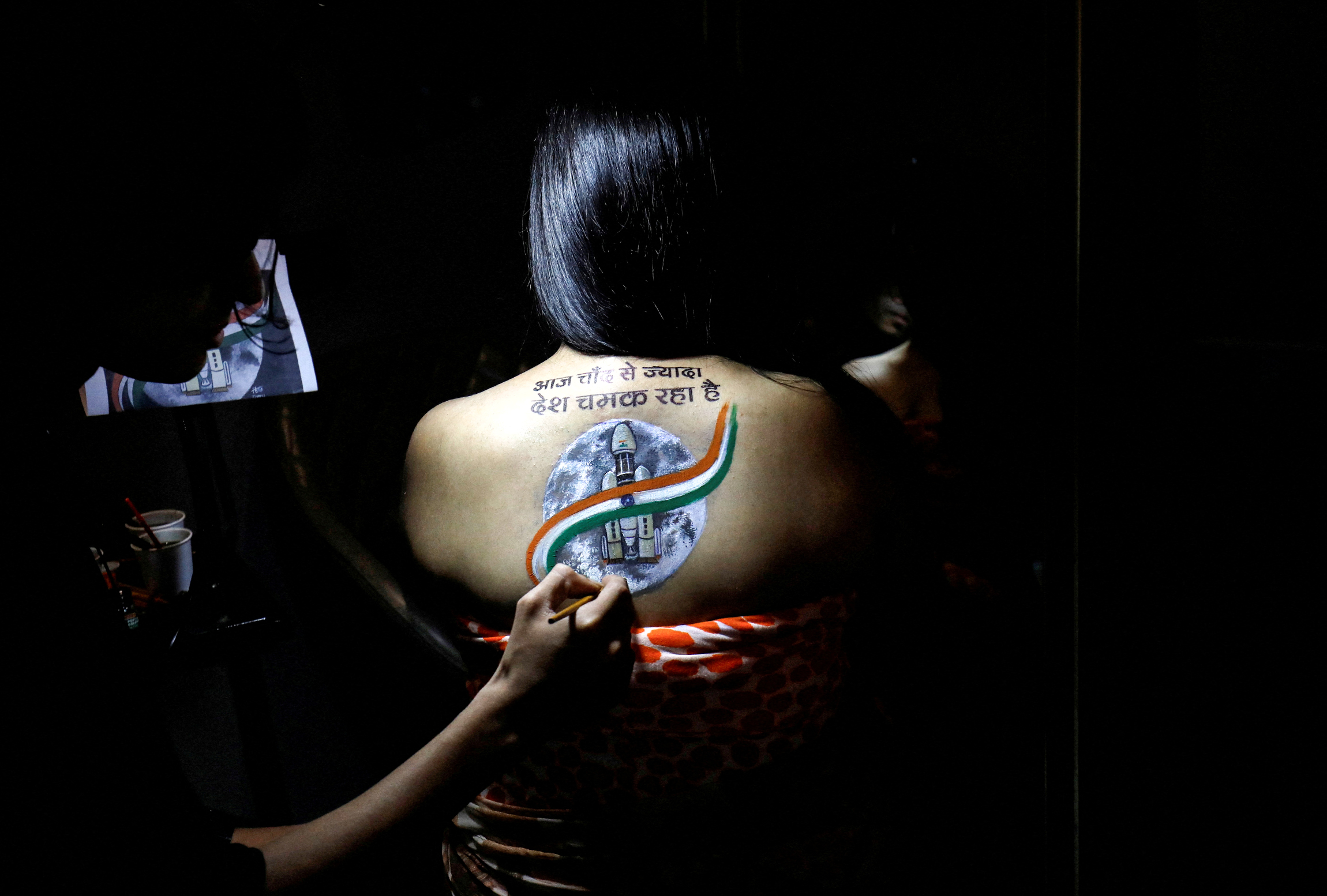 Художник 24 августа заканчивает эскиз татуировки с индийским космическим кораблем &laquo;Чандраяан-3&raquo;&nbsp;в честь&nbsp;его посадки на Луну, в тату-студии в Ахмадабаде, Индия. Слова татуировки гласят: &laquo;Сегодня страна сияет ярче Луны&raquo;

23 августа Индия посадила на Луну станцию &laquo;Чандраян-3&raquo;. Таким образом, Индия стала четвертой страной мира, которой удалось осуществить мягкую посадку аппарата на Луне&nbsp;&mdash; после СССР, США и Китая. Планируемая экспедиция должна продолжить начатые станцией &laquo;Чандраян-1&raquo; поиски замерзшей воды&nbsp;&mdash; в 2008 году этот аппарат обнаружил доказательства наличия воды на Луне.