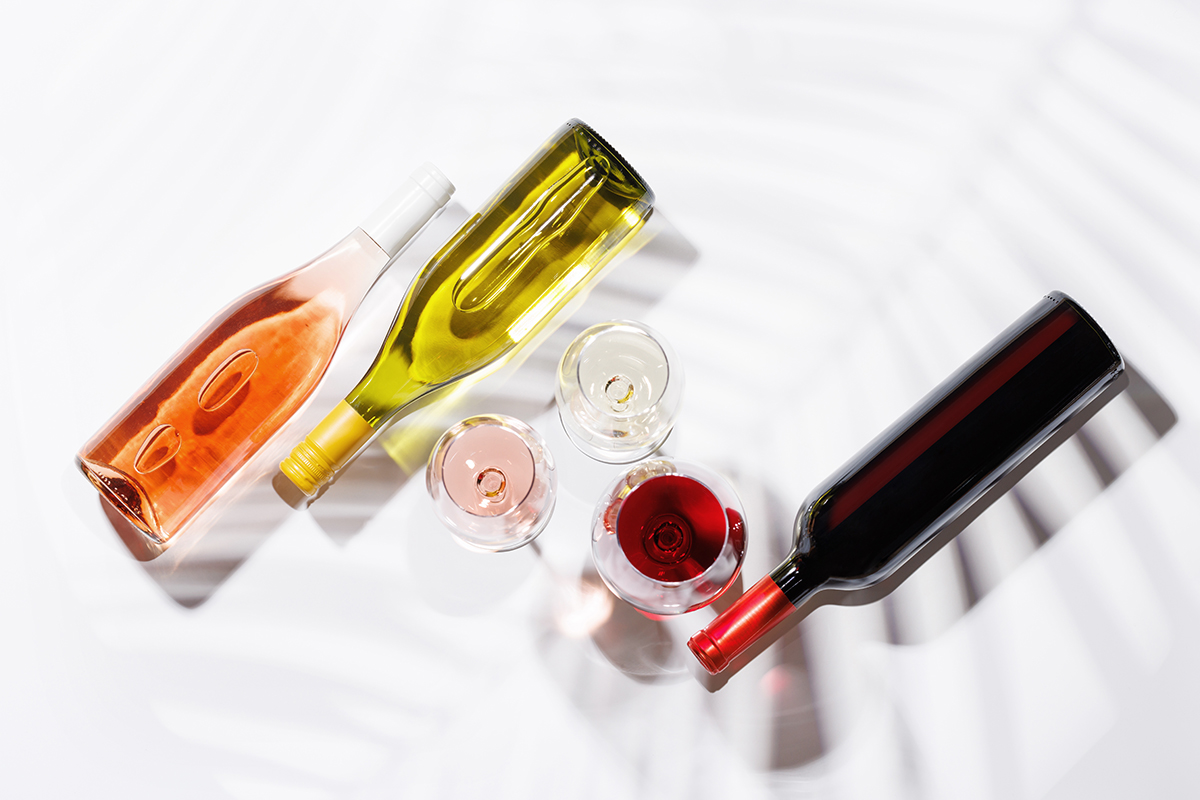 Возвращаетесь ли вы с виноградников Сицилии или Геленджика, в любом случае вы столкнетесь с вопросом, как доставить несколько бутылок домой, чтобы не испортить ни вина, ни одежду в чемодане, не впечатление об отпуске