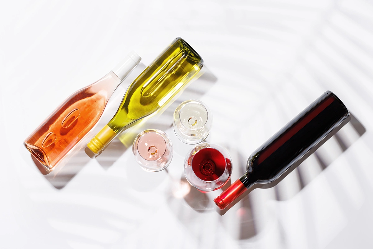 Возвращаетесь ли вы с виноградников Сицилии или Геленджика, в любом случае вы столкнетесь с вопросом, как доставить несколько бутылок домой, чтобы не испортить ни вина, ни одежду в чемодане, не впечатление об отпуске